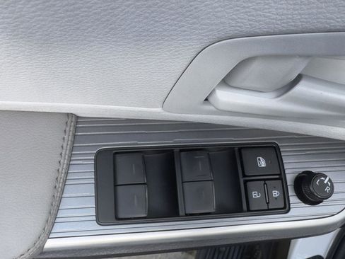 Used 2025 Toyota Sienna LE FWD image 23