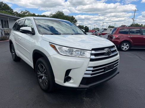 Used 2017 Toyota Highlander LE AWD/4WD image 3
