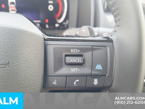 Used 2025 Nissan Rogue SL AWD/4WD image 29