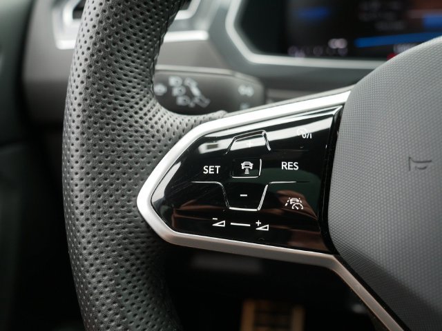 Certified 2024 Volkswagen Tiguan SE R-Line AWD/4WD image 23