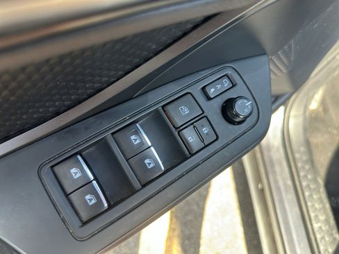 Used 2018 Toyota C-HR XLE FWD image 19