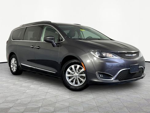 Used 2018 Chrysler Pacifica Touring-L Plus FWD image 3