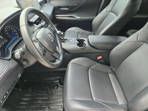 Used 2024 Toyota Venza XLE image 9