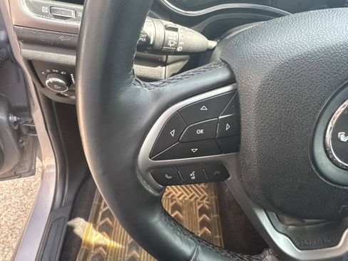 Used 2018 Jeep Grand Cherokee Laredo image 22