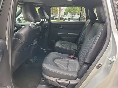 Used 2025 Toyota Highlander XSE AWD/4WD image 11