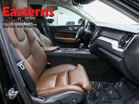 Used 2019 Volvo XC60 T5 Momentum w/ Multimedia Package image 33