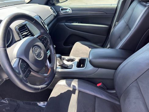 Used 2020 Jeep Grand Cherokee Laredo w/ Laredo X Package RWD image 11
