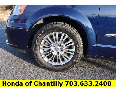 Used 2013 Chrysler Town & Country Touring-L image 28