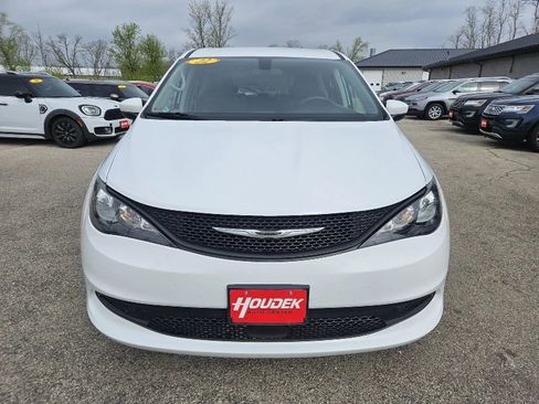 Used 2022 Chrysler Voyager LX image 2