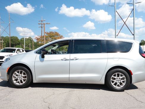 Used 2024 Chrysler Pacifica Touring-L FWD image 2