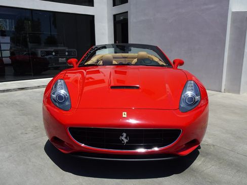 Used 2010 Ferrari California RWD image 2