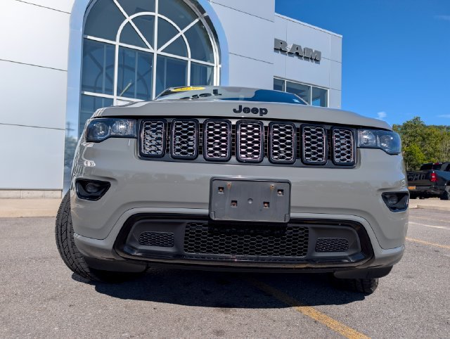 Used 2020 Jeep Grand Cherokee Altitude AWD/4WD image 2