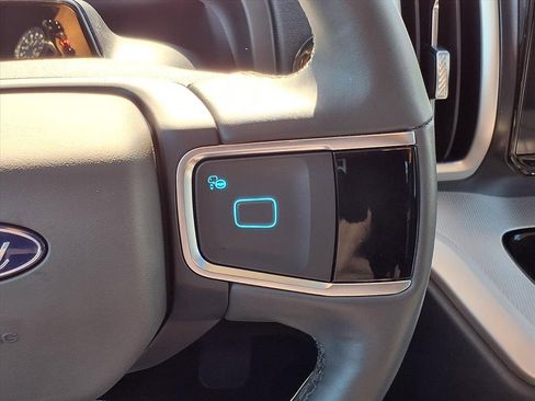 Used 2025 Ford Expedition Active image 18