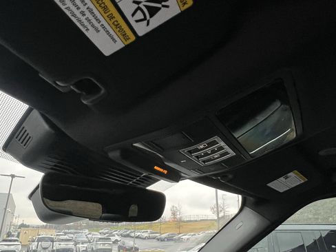 Certified 2024 Land Rover Discovery Metropolitan Edition image 26