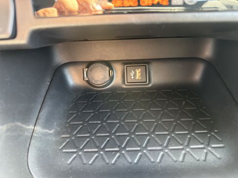 Used 2025 Toyota RAV4 XLE FWD image 35