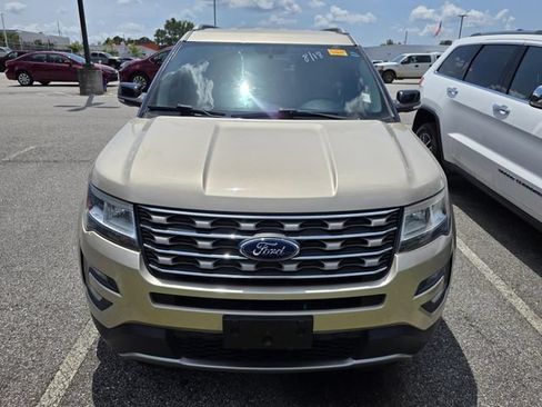 Used 2017 Ford Explorer XLT w/ Equipment Group 201A FWD image 2