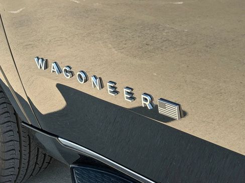 Used 2023 Jeep Wagoneer 4WD w/ Premium Group I image 11