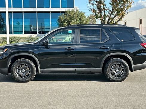 Used 2025 Honda Pilot TrailSport image 7