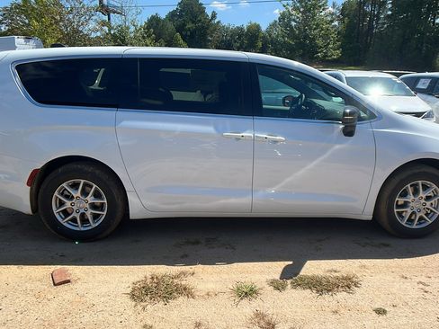 New 2026 Chrysler Voyager LX image 7