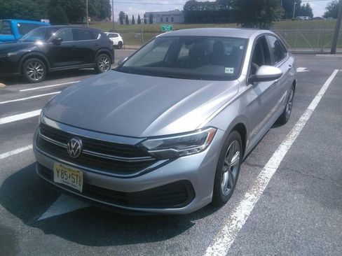 Used 2024 Volkswagen Jetta SE FWD image 2