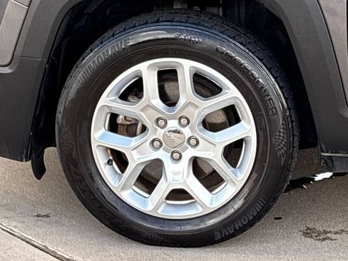Used 2016 Jeep Renegade Latitude FWD image 29