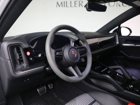 Used 2024 Porsche Cayenne S image 16