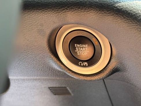 Used 2025 Chrysler Pacifica Select FWD image 18