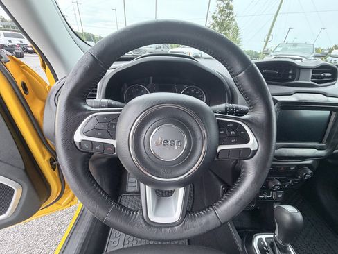 Used 2018 Jeep Renegade Latitude w/ Cold Weather Group FWD image 13