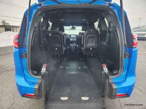 Used 2026 Chrysler Pacifica Select image 5