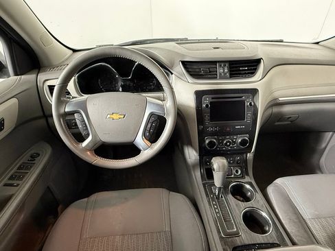Used 2017 Chevrolet Traverse LT image 3
