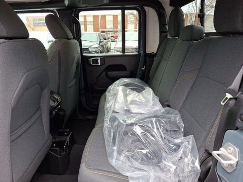 Used 2024 Jeep Gladiator Sport image 13