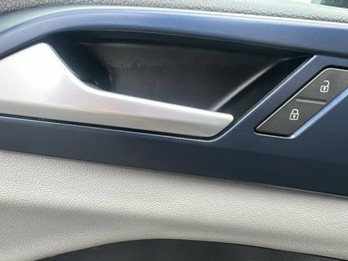 Used 2022 Volkswagen Taos SE w/ Panoramic Sunroof Package FWD image 25