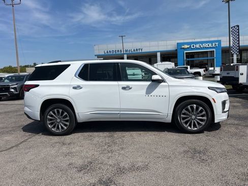 Used 2023 Chevrolet Traverse Premier FWD image 2