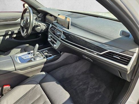 Used 2022 BMW 740i w/ M Sport Package image 22