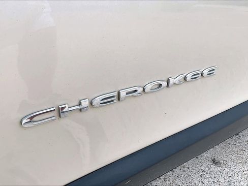 Used 2015 Jeep Cherokee Sport FWD image 31