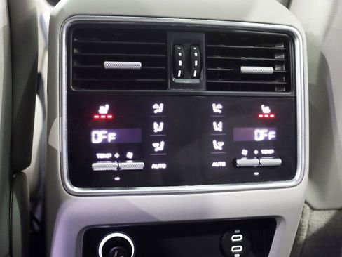 Used 2023 Porsche Cayenne Platinum Edition image 26