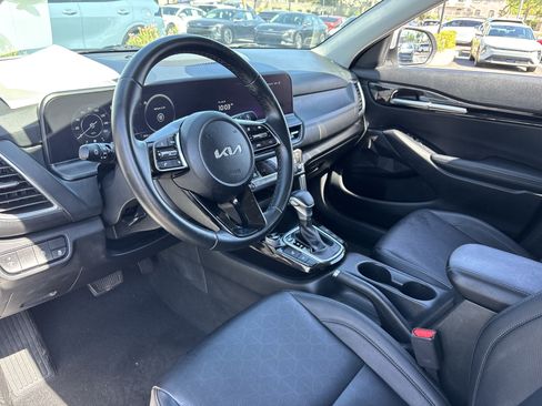 Certified 2025 Kia Seltos EX FWD image 16