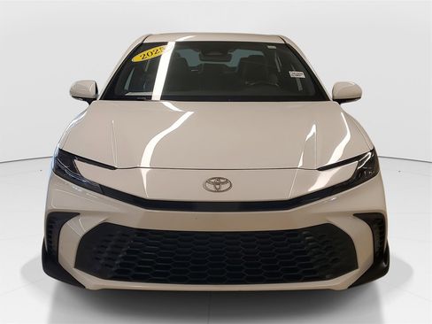 Certified 2025 Toyota Camry SE image 3