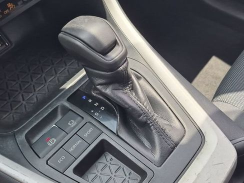Used 2019 Toyota RAV4 LE FWD image 14