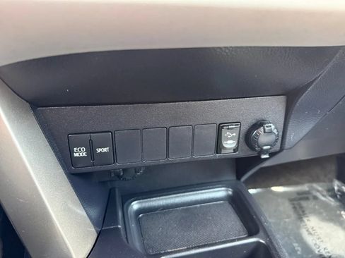 Used 2015 Toyota RAV4 LE AWD/4WD image 29