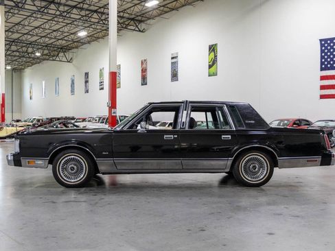 Used 1988 Lincoln Town Car Signature RWD image 3