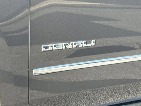 Used 2020 GMC Yukon XL Denali w/ Denali Premium Package image 18