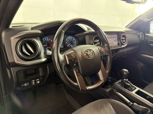 Used 2017 Toyota Tacoma TRD Off-Road image 4