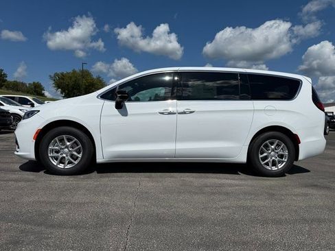 New 2026 Chrysler Pacifica Select image 2