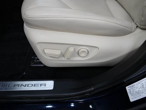 Used 2024 Toyota Highlander Limited AWD/4WD image 22