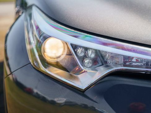 Used 2018 Toyota C-HR XLE FWD image 11