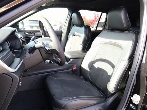 New 2025 Jeep Grand Cherokee Altitude AWD/4WD image 11