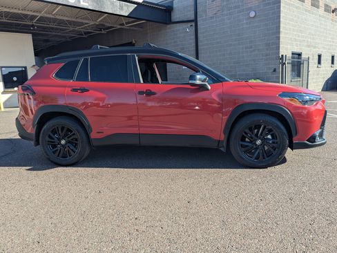 Used 2024 Toyota Corolla Cross SE w/ Moonroof Package image 2