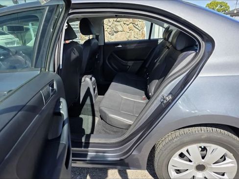 Used 2011 Volkswagen Jetta SE FWD image 16