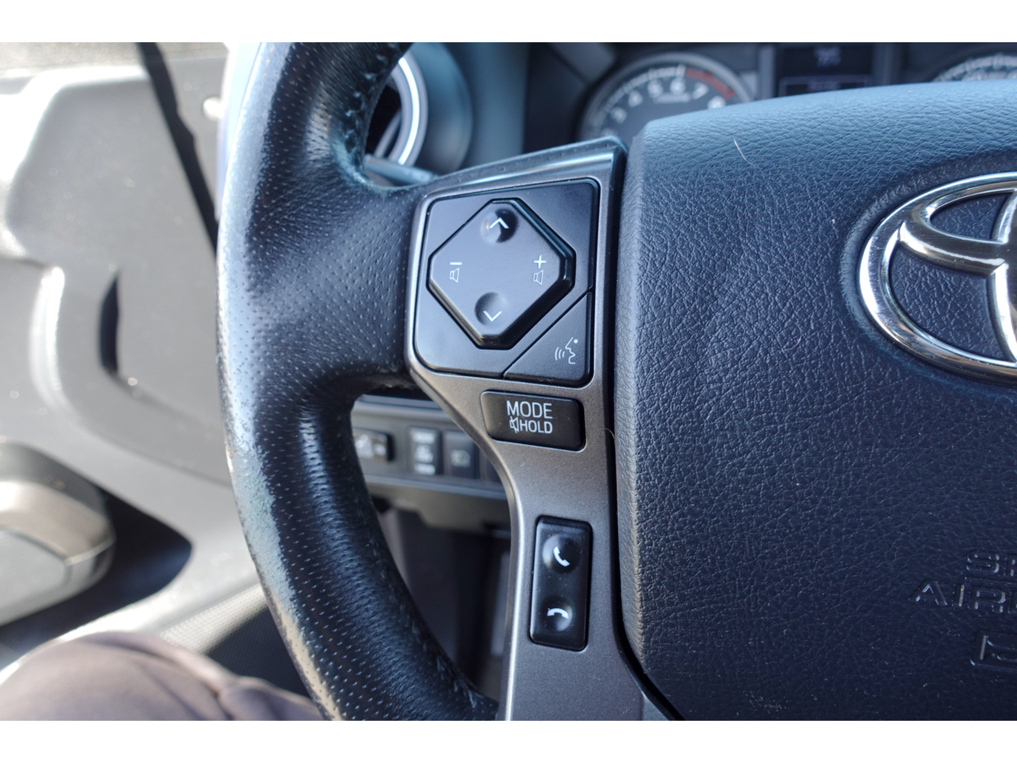 Used 2019 Toyota Tacoma TRD Off-Road w/ Technology Package AWD/4WD image 17